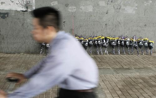 2012年7月21日，北京突然下起特大暴雨，导致严重的内涝和洪水灾害，交通瘫痪，航班大面积延误，79人因此次暴雨死亡，所有遇难事件中，最核心城区的，属广渠门桥的水淹事件，当天车主丁志健驾车，行至北京东二环广渠门桥下，在晚上7点左右被积水困住，他打电话给妻子求救，说不知道是外面水压太大，还是被什么东西挡住了，他打不开车门，打报警电话总是占线，让妻子代为报警救他