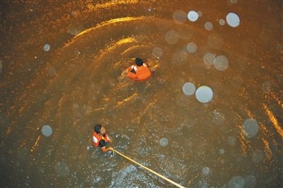 2012年7月21日，北京突然下起特大暴雨，导致严重的内涝和洪水灾害，交通瘫痪，航班大面积延误，79人因此次暴雨死亡，所有遇难事件中，最核心城区的，属广渠门桥的水淹事件，当天车主丁志健驾车，行至北京东二环广渠门桥下，在晚上7点左右被积水困住，他打电话给妻子求救，说不知道是外面水压太大，还是被什么东西挡住了，他打不开车门，打报警电话总是占线，让妻子代为报警救他