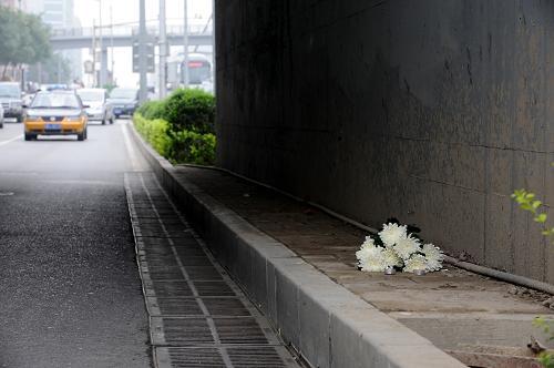 2012年7月21日，北京突然下起特大暴雨，导致严重的内涝和洪水灾害，交通瘫痪，航班大面积延误，79人因此次暴雨死亡，所有遇难事件中，最核心城区的，属广渠门桥的水淹事件，当天车主丁志健驾车，行至北京东二环广渠门桥下，在晚上7点左右被积水困住，他打电话给妻子求救，说不知道是外面水压太大，还是被什么东西挡住了，他打不开车门，打报警电话总是占线，让妻子代为报警救他