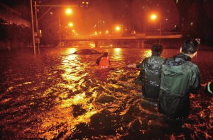 2012年7月21日，北京突然下起特大暴雨，导致严重的内涝和洪水灾害，交通瘫痪，航班大面积延误，79人因此次暴雨死亡，所有遇难事件中，最核心城区的，属广渠门桥的水淹事件，当天车主丁志健驾车，行至北京东二环广渠门桥下，在晚上7点左右被积水困住，他打电话给妻子求救，说不知道是外面水压太大，还是被什么东西挡住了，他打不开车门，打报警电话总是占线，让妻子代为报警救他