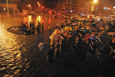 2012年7月21日，北京突然下起特大暴雨，导致严重的内涝和洪水灾害，交通瘫痪，航班大面积延误，79人因此次暴雨死亡，所有遇难事件中，最核心城区的，属广渠门桥的水淹事件，当天车主丁志健驾车，行至北京东二环广渠门桥下，在晚上7点左右被积水困住，他打电话给妻子求救，说不知道是外面水压太大，还是被什么东西挡住了，他打不开车门，打报警电话总是占线，让妻子代为报警救他