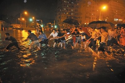 2012年7月21日，北京突然下起特大暴雨，导致严重的内涝和洪水灾害，交通瘫痪，航班大面积延误，79人因此次暴雨死亡，所有遇难事件中，最核心城区的，属广渠门桥的水淹事件，当天车主丁志健驾车，行至北京东二环广渠门桥下，在晚上7点左右被积水困住，他打电话给妻子求救，说不知道是外面水压太大，还是被什么东西挡住了，他打不开车门，打报警电话总是占线，让妻子代为报警救他