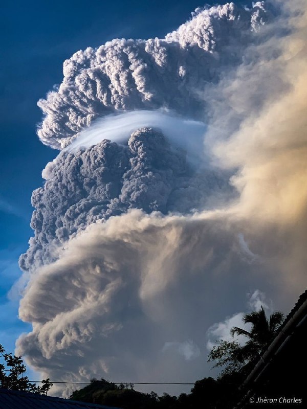 #加勒比 #火山 #圣文森特和格林纳丁斯【0409 加勒比海岛国火山喷发上万人撤离】拉丁美洲加勒比海岛国圣文森特和格林纳丁斯的苏弗里耶尔火山9日喷发，火山灰喷洒高度达约10公里，当地房屋、汽车和道路覆盖着薄薄的一层灰烬