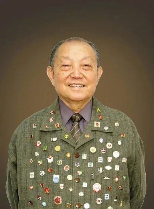 国家设计巨匠，清华美院教授陈汉民，国务院特殊津贴专家，于2022年12月29日在北京逝世，享年91岁 陈汉民先生作为中国现代设计史的见证人与参与者之一，他的艺术设计历程也恰恰代表着半个世纪以来中国平面设计的发展过程