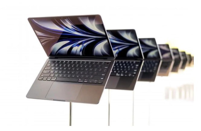 15 英寸 MacBook Air 将搭载 M2 芯片上周，一款尚未发布的 15 英寸 MacBook Air 在 App Store 开发者日志中被发现，其处理器性能与 M2 芯片相当